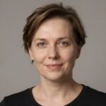 Портрет уверенного бизнесмена в студийном освещении на размытом фоне для сайта крафтового бара